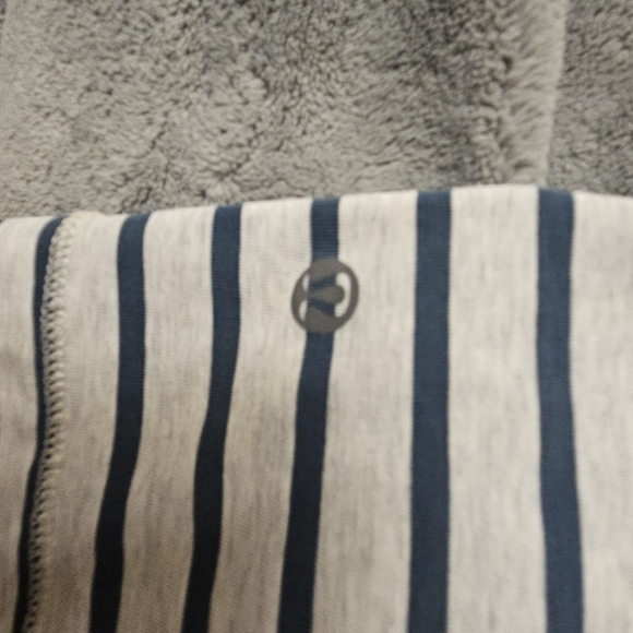Lululemon tee - Picture 6 of 6